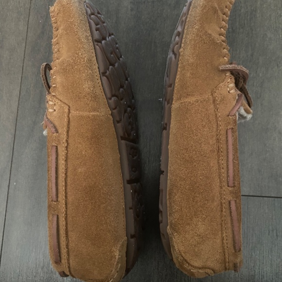 Ugg size 8 Dakota moccasins - Picture 3 of 4